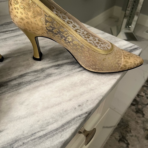 COPY - Omg the golden slippers Stuart Weitzman  opera ball room shoes size 8,5 … - Picture 14 of 17